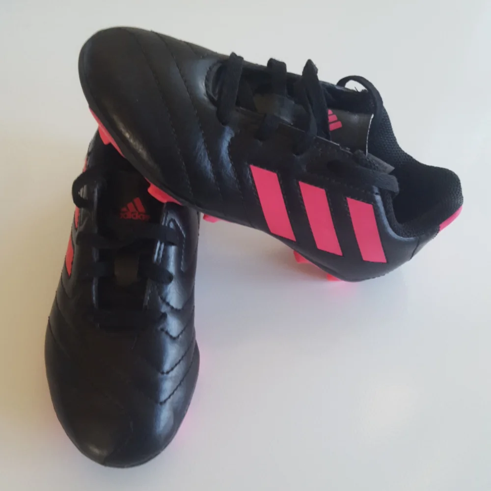 Adidas Kids size 11 Pink & Black Soccer Cleats. Used in very good condition! - Picture 1 of 9